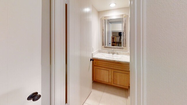Building Photo - Gorgeous 3bd/2.5 bath in East Bluff!