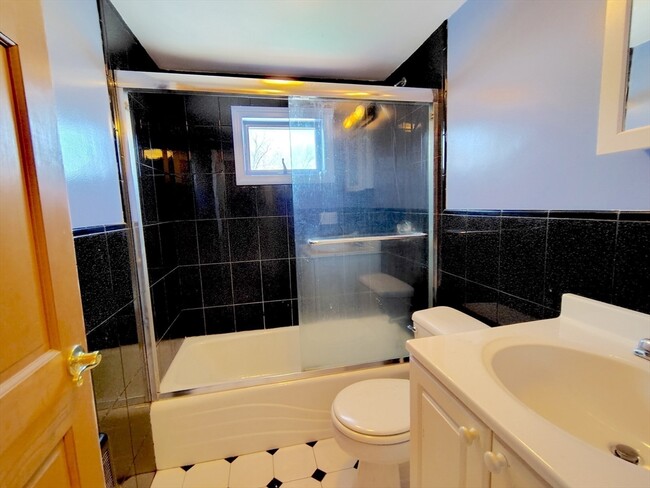 Building Photo - 74 Thurlow Ave