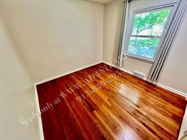 Building Photo - Lovely Home In Nall Hills-Available NOW!