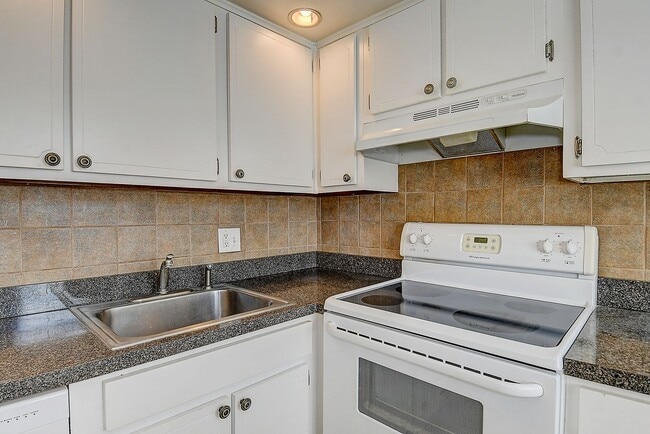 Building Photo - 3 BDRM / 2.5 BATH with FENCED BACKYARD - WINDSOR WOODS!