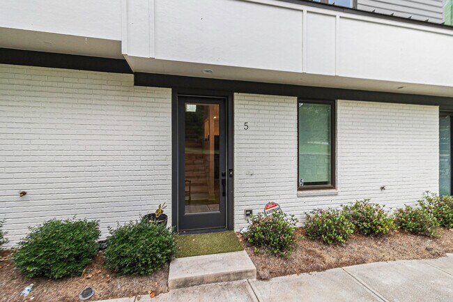 Building Photo - 2424 Memorial Dr SE