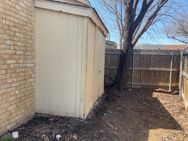 Building Photo - Limestone Dr. Duplex