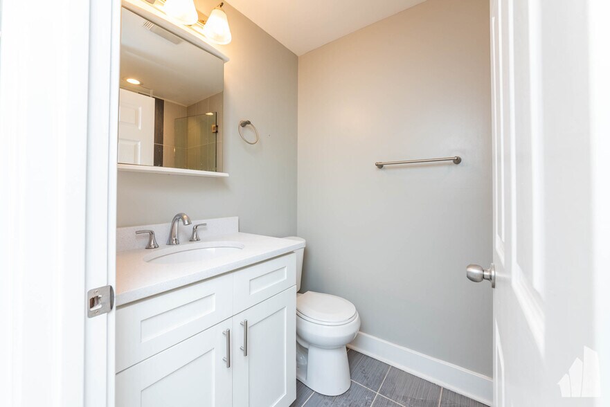 Building Photo - 2437 N Ashland Ave