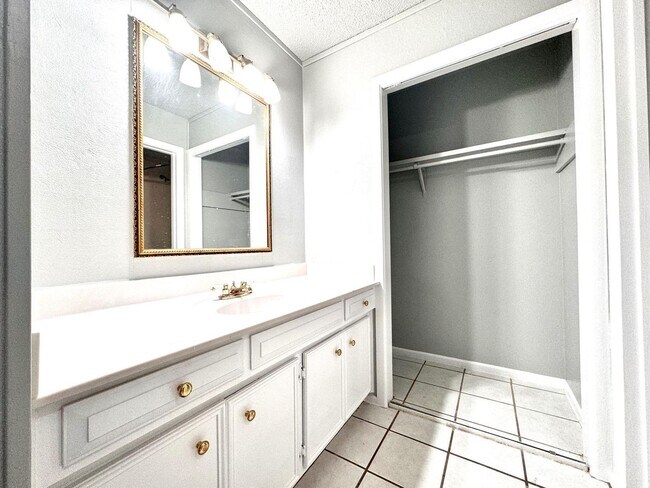Building Photo - 3 bed 3 bath 2 car garage brick town home now available