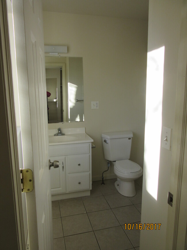 4 BDR Bathroom #2 - 910 E Bellows St