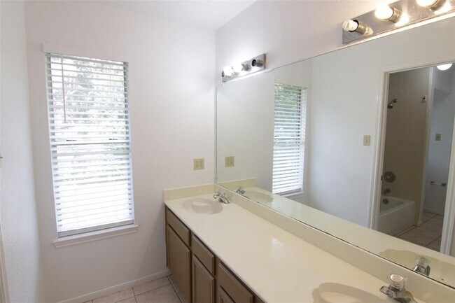 Building Photo - 1238 Manchester Cir