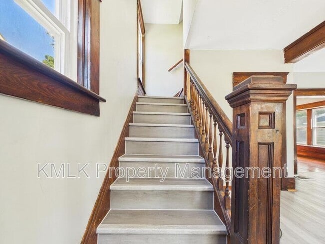 Building Photo - 701 Kling St