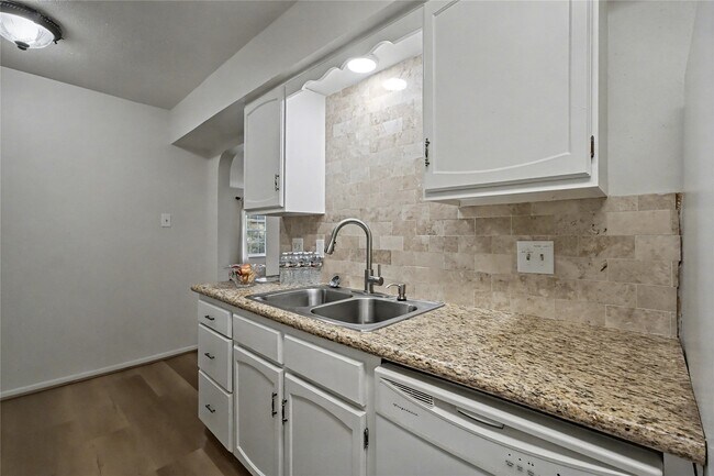 Building Photo - 357 N Post Oak Ln