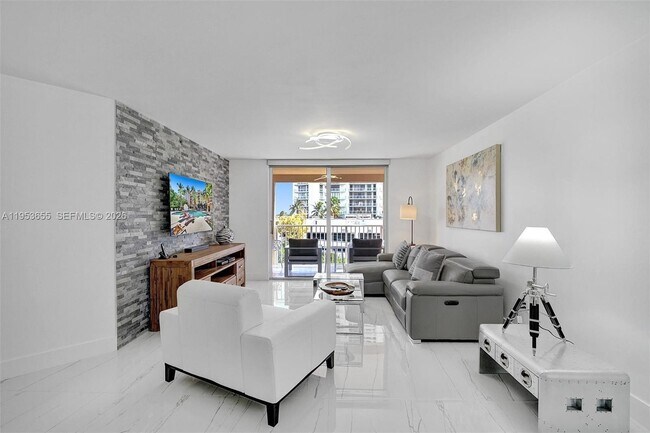 Building Photo - 19601 E Country Club Dr