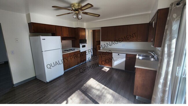 Primary Photo - Spacious 3BD/2BA Duplex with Garage in Pri...