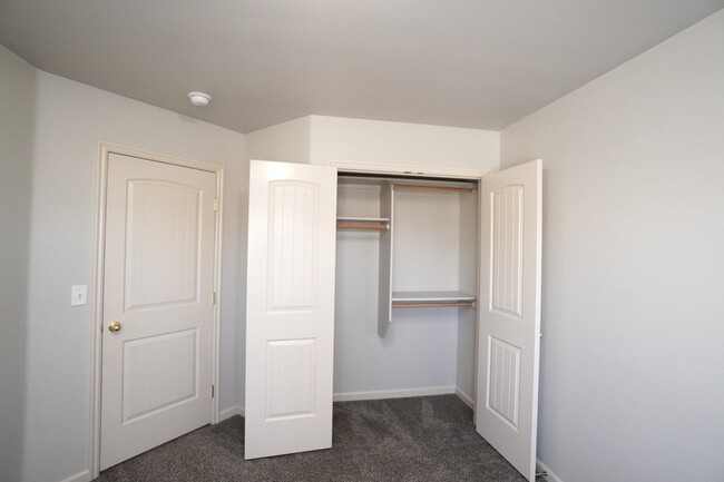 Building Photo - 1445 W Silver Salmon Dr