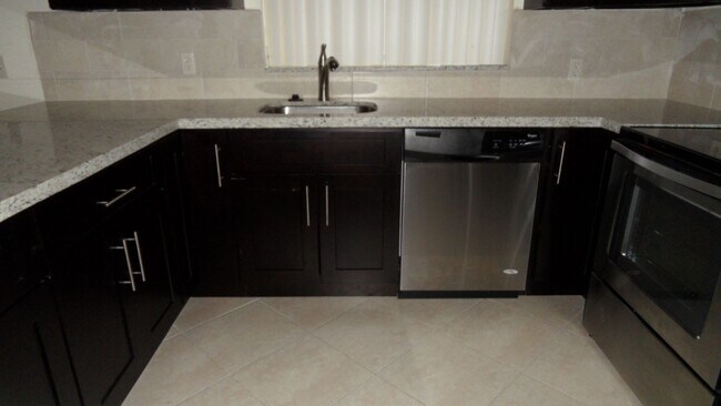 Building Photo - 3BED/2BATH house with Large fenced backyard and split floorplan!