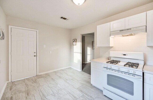 Building Photo - 9306 Chesterfield Dr