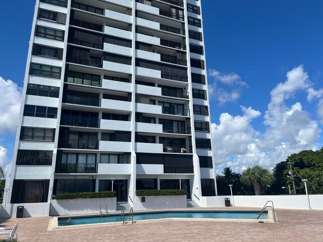 Building Photo - 5600 N Flagler Dr