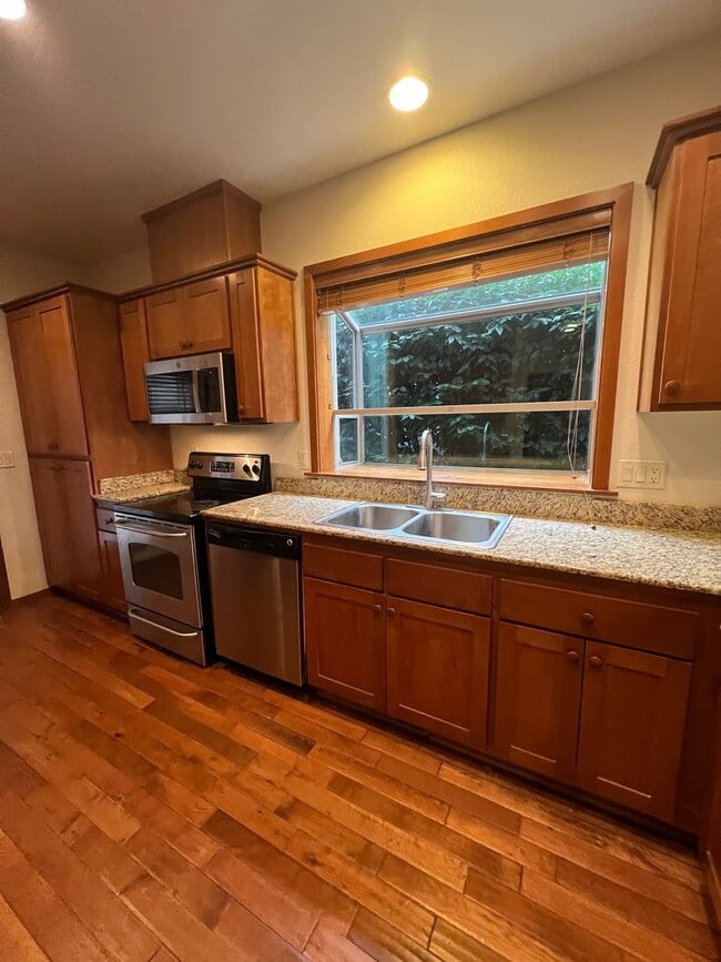 Building Photo - Three bedroom Townhome in Alderwood Townhomes Neighborhood