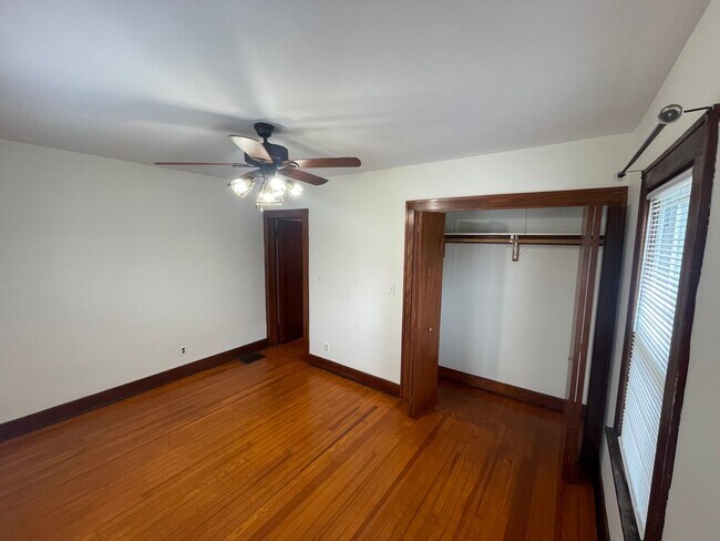 Building Photo - 1 Bedroom House Near Columbian Park