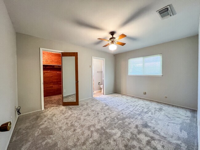 Building Photo - 986 Lone Star Dr