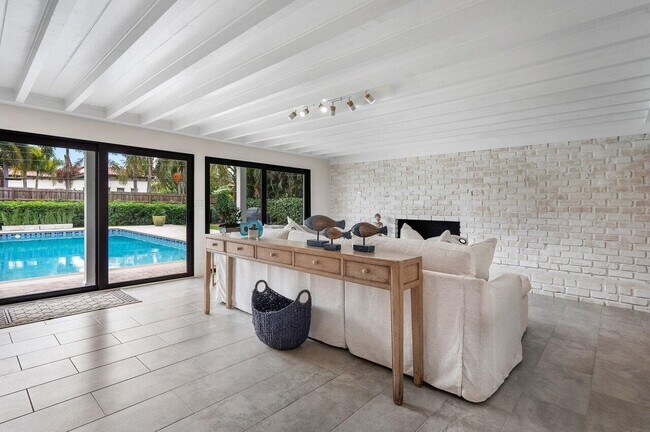 Building Photo - 2021 NW 3rd Ave