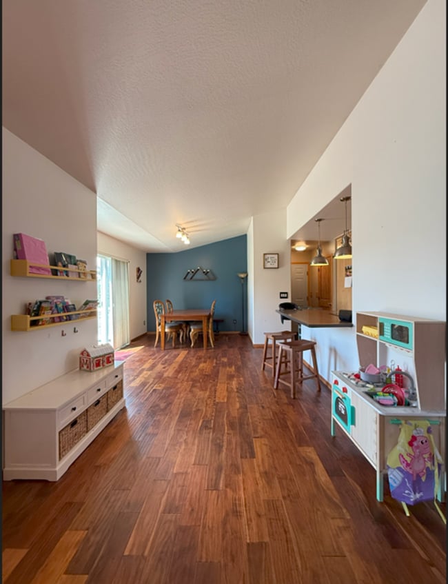 Building Photo - 3 bedroom single family home on large lot