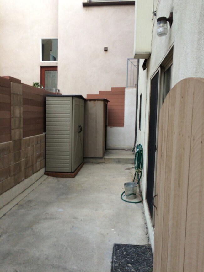 Building Photo - 4015 Crest Dr