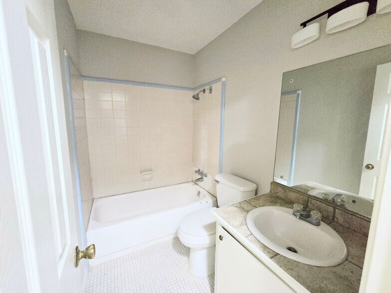 Building Photo - 270 Myer Ave