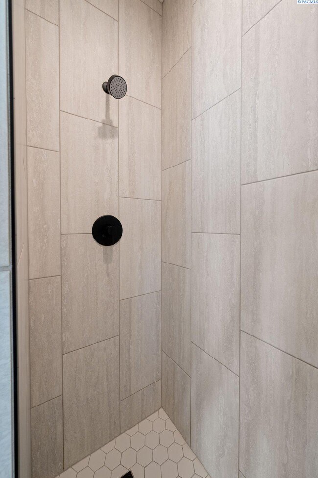 Building Photo - Generational suite w/separate entrance!