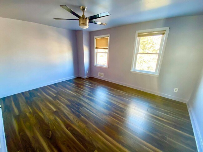 Building Photo - Charming 3 Bedroom/1 Bathroom Townhome in Yale Heights Home - Fenced Backyard!