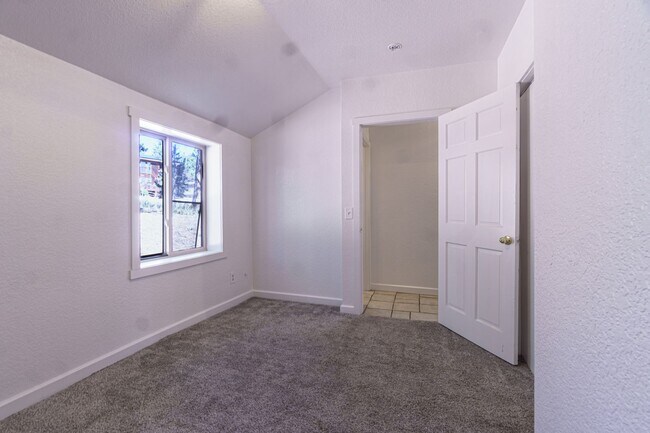 Building Photo - 2 bedroom charmer on W South for rent!