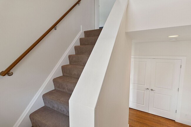 Building Photo - OAKLEY - Stunning executive tudor