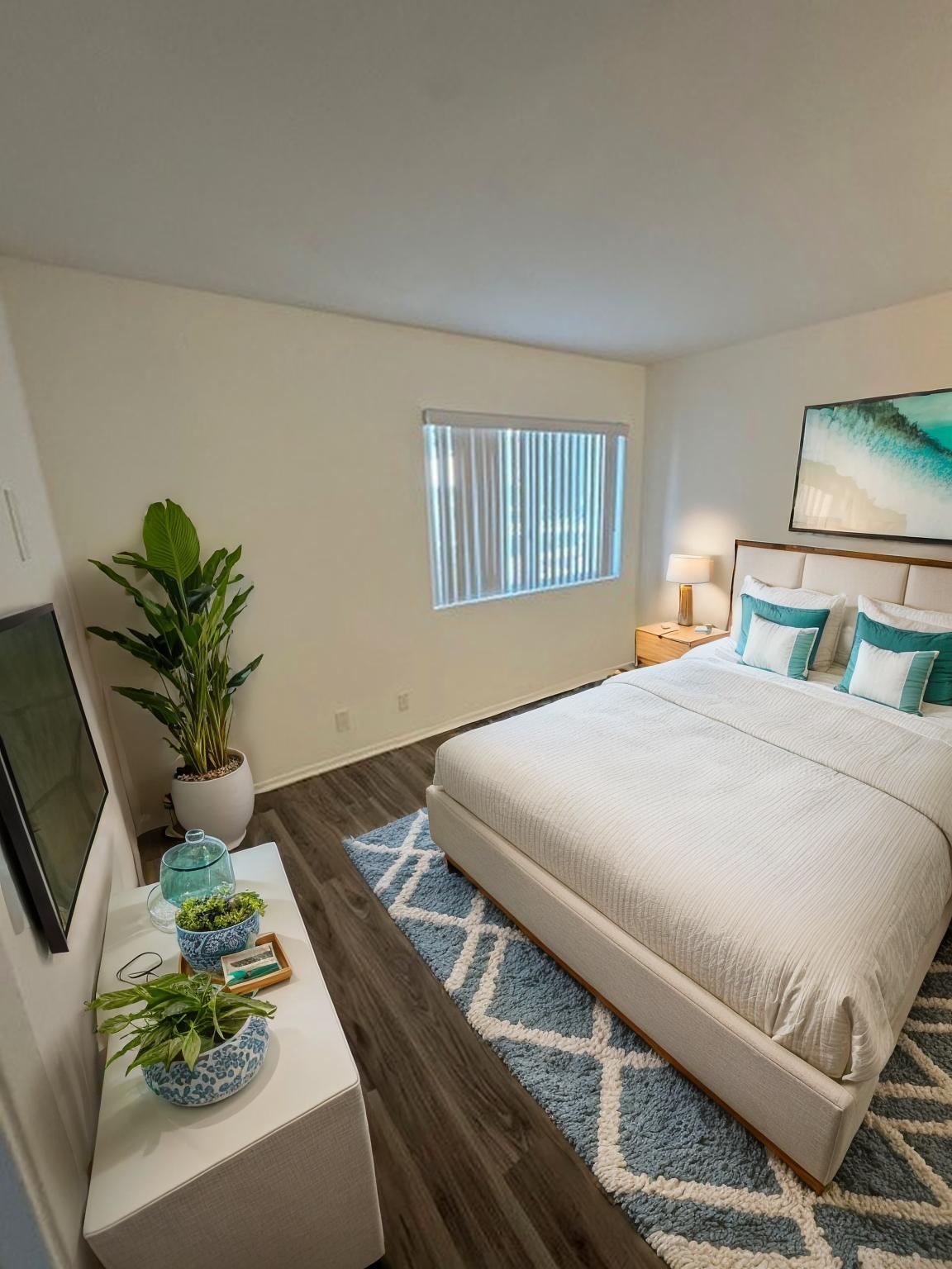 Building Photo - 950 N Walnut St