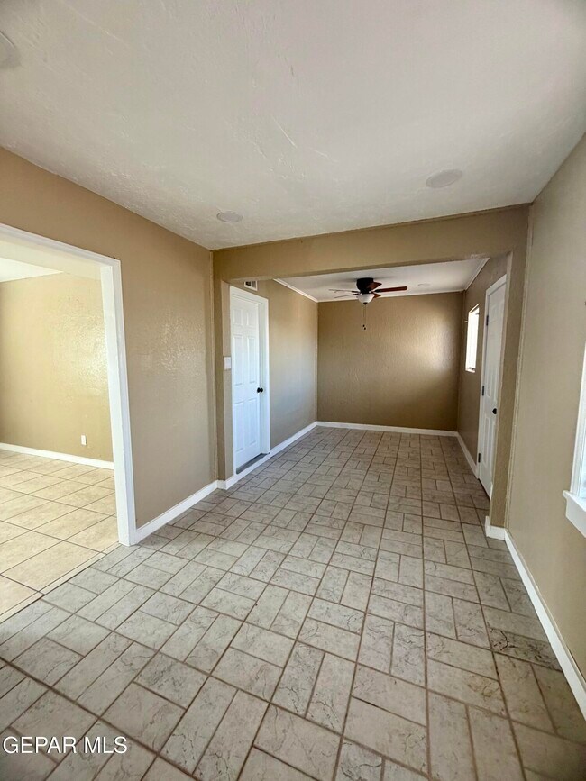 Building Photo - 601 Lomaland Dr