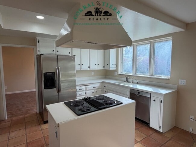 Building Photo - Stunning Single-Family Home in the Prestig...