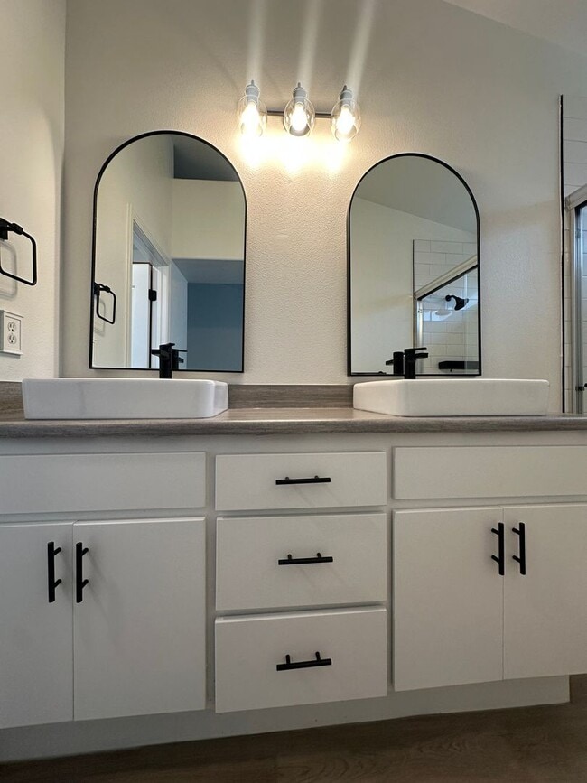 Building Photo - SE Visalia home coming soon!!