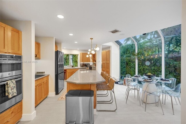 Building Photo - 2360 Tigertail Ave