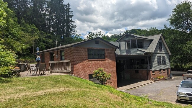 Building Photo - Charming 1 Bedroom Apartment located in beautiful Sylva NC $950 a month-available July 1st
