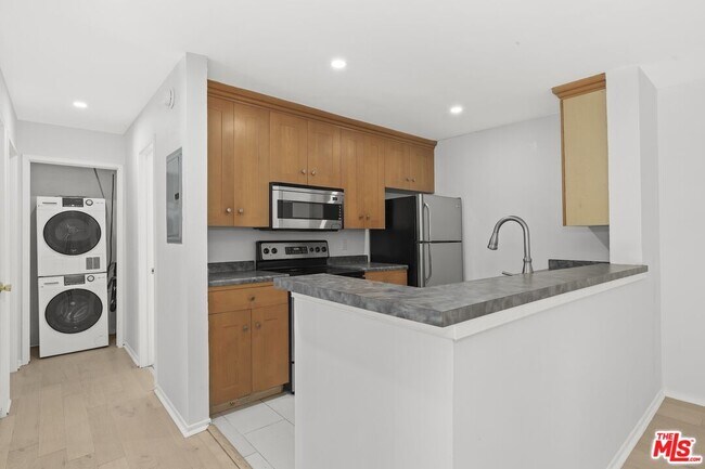 Building Photo - 4900 Overland Ave