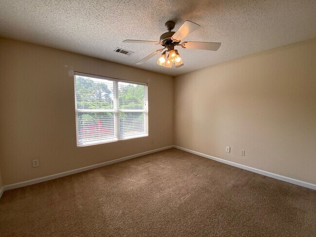 Building Photo - PRE-LEASING FOR MAY 2026 ! 1/2 DEPOSIT SPECIAL