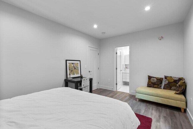 Building Photo - 5 Bed 4.5 Bath - Bethesda Contemporary Home