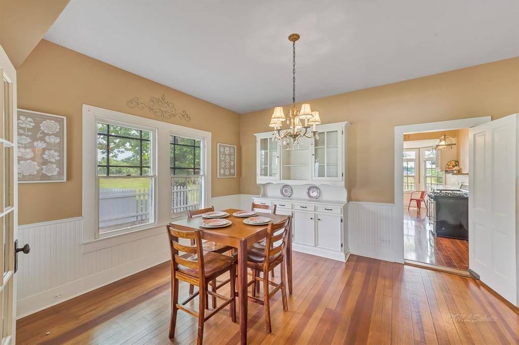 Dining Room - 10152 FM949
