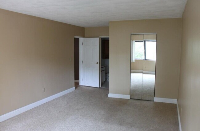 Building Photo - 2 Bed 2 Bath Unit Available July 1