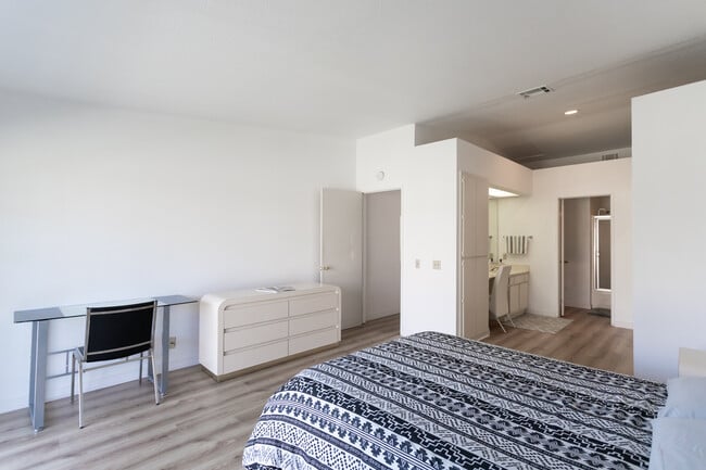 Building Photo - 505 S Farrell Dr