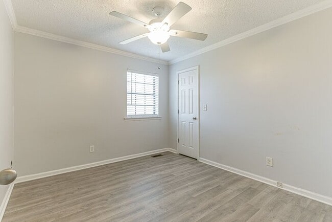 Building Photo - Ranch 3 bedroom 2 bath !