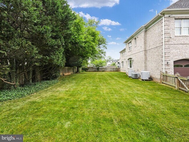 Building Photo - 2233 Van Buren Ct