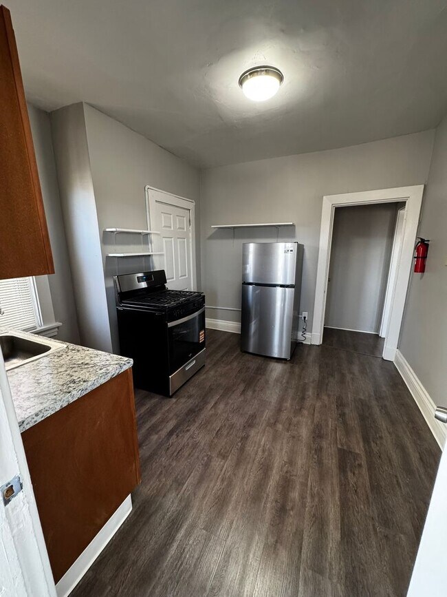 Building Photo - Newly Remodeled Two Bedroom Apartment in Squirrel Hill