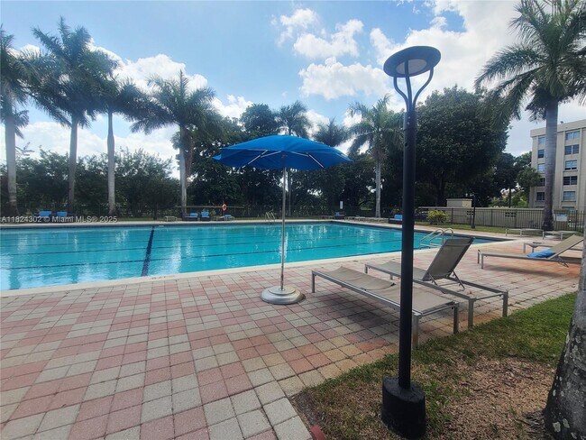Building Photo - 9300 Fontainebleau Blvd