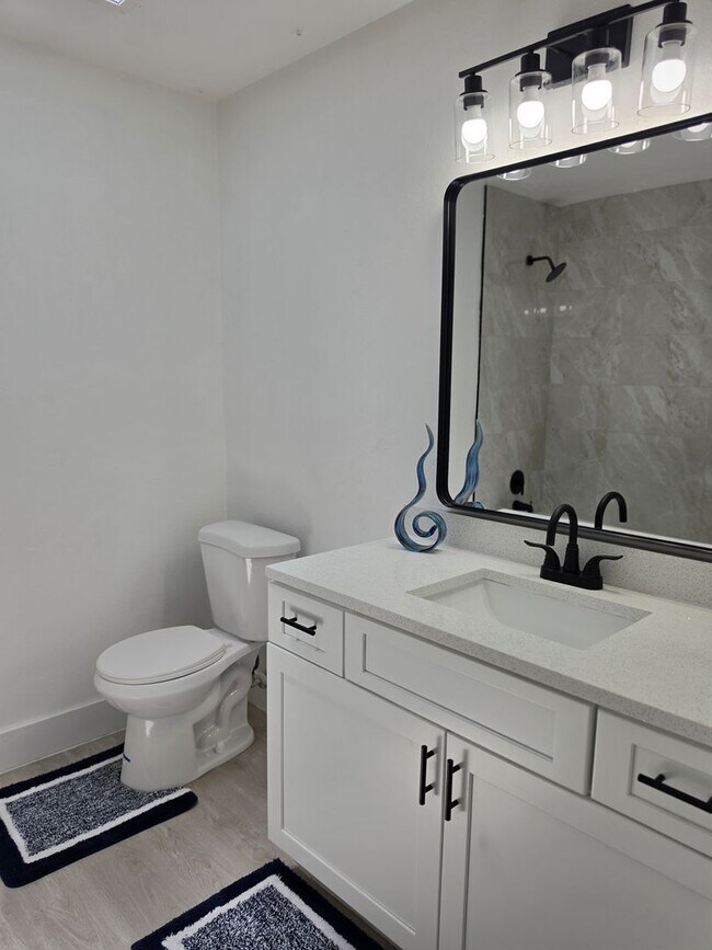 Building Photo - FOR RENT!!! SIMPLY STUNNING AND SPACIUS 3 BED 2 BATH SINGLE FAMILY HOME..