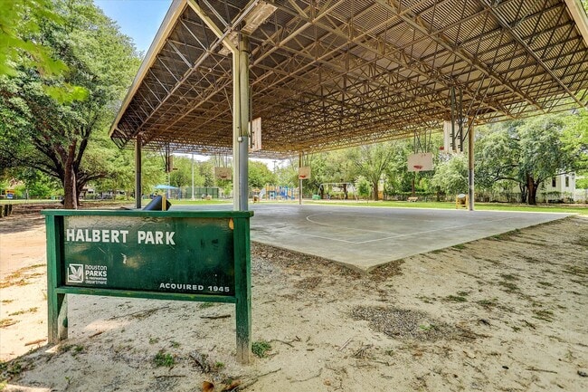 Building Photo - 1847 Cortlandt St