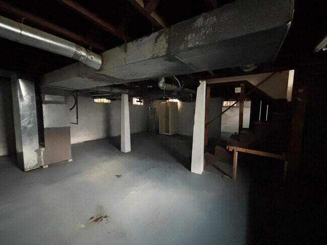 Building Photo - 516 Wrexham Ave