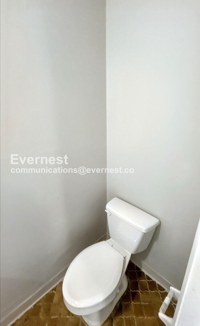 Building Photo - 1512 11th Ave N