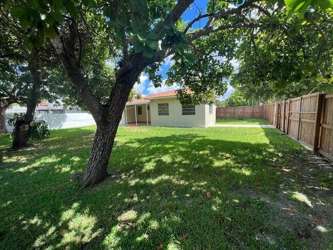 Building Photo - 875 Westward Dr